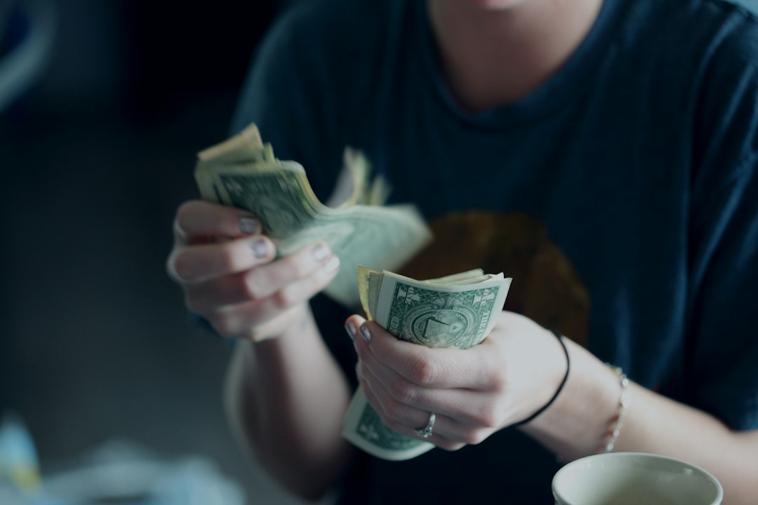 cash counting hand